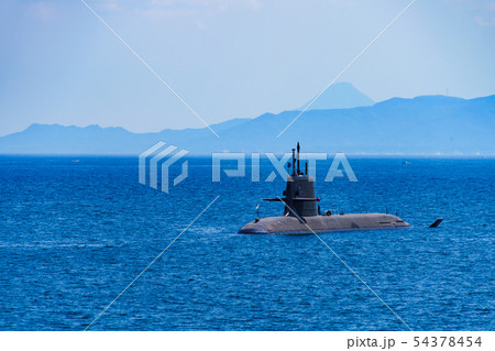 [日本の国防イメージ] 鹿児島の錦江湾を航行する自衛隊の潜水艦 54378454