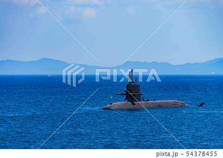 [日本の国防イメージ] 鹿児島の錦江湾を航行する自衛隊の潜水艦 54378455