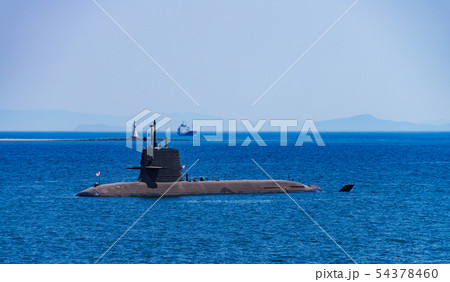 [日本の国防イメージ] 鹿児島の錦江湾を航行する自衛隊の潜水艦 54378460