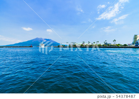 鹿児島のイメージ 交通イメージ 快晴の桜島と鹿児島港を結ぶ桜島フェリーの写真素材