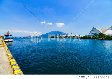 [鹿児島のイメージ][交通イメージ] 快晴の鹿児島港と桜島フェリーターミナルの風景 54378871