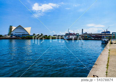 [鹿児島のイメージ][交通イメージ] 快晴の鹿児島港と桜島フェリーターミナルの風景 54378874