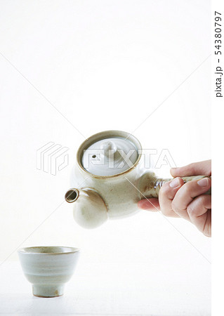 お茶を注ぐ手　茶壺茶杯　中国茶イメージ 54380797