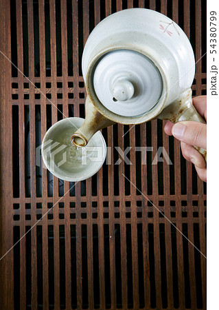 お茶を注ぐ手　茶壺茶杯　中国茶イメージ 54380799
