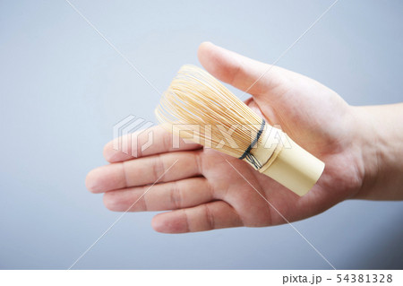 茶筅を持つ手　茶道具 54381328