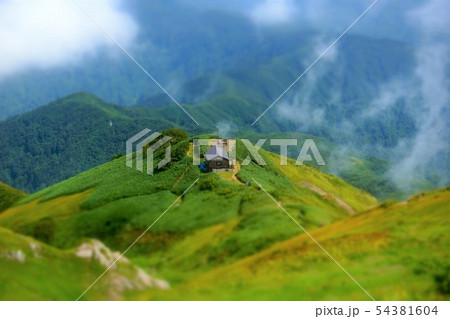 越後駒ヶ岳山頂からの駒ノ小屋 54381604