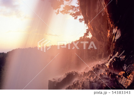 夕映えの岩肌 54383343