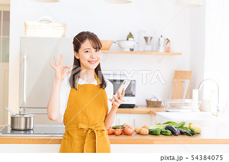 若い女性、キッチン、野菜、スマホ 54384075