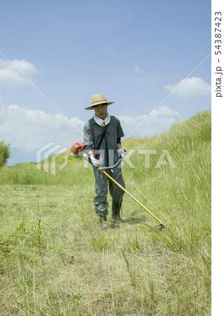 草刈り、除草イメージ　草刈りをする男性 54387423