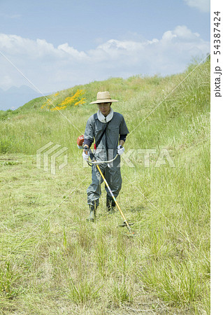 草刈り、除草イメージ　草刈りをする男性 54387424