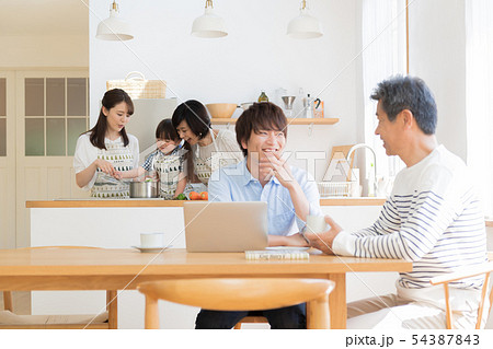 三世代家族、キッチン、お手伝い、リビング、マイホーム 54387843