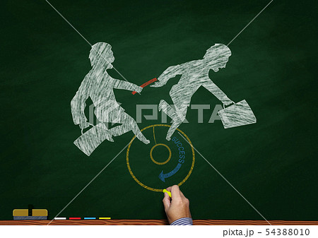 黒板に描いたバトンパスをするビジネスマンのシルエットのイラスト素材