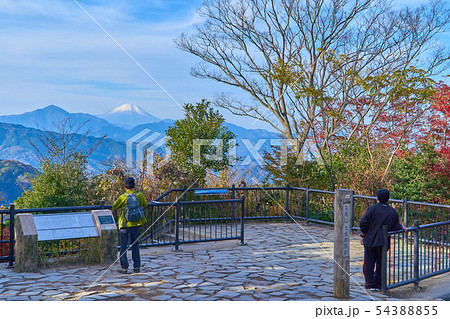 東京八王子市の秋の高尾山頂から南西側の景色(富士山方面) 54388855