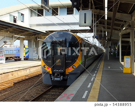 JR四国 松山駅に停車中の電車特急しおかぜいしづち 8600系 JR四国 松山駅に停車中の電車特急しおかぜいしづち 8600系 54388955