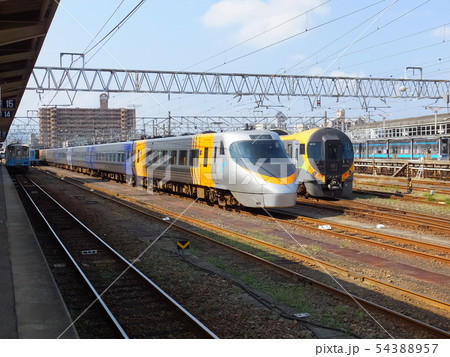 JR四国 松山駅に停車中の新旧特急列車 しおかぜいづち 8000系 8600系 54388957