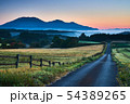 夜明けの牧場から望む蒜山三座 54389265