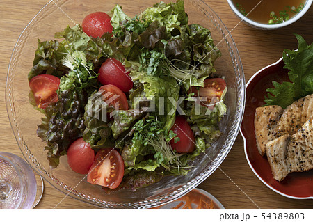 レタスと湯むきトマトのサラダ 54389803
