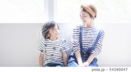 親子　ライフスタイル　仲良し 54390047