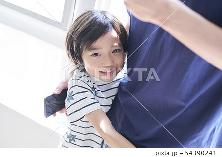 親子　ライフスタイル　仲良し 54390241