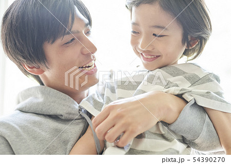 親子　ライフスタイル　仲良し 54390270