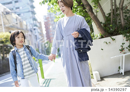 親子　ライフスタイル　通学路 54390297