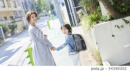 親子　ライフスタイル　通学路 54390302