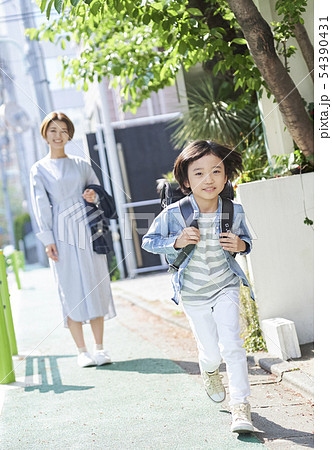 親子　ライフスタイル　通学路 54390431