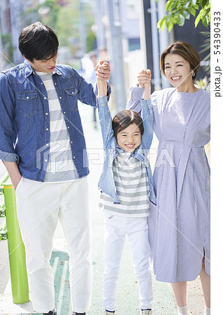 家族　ライフスタイル　お出かけ 54390433