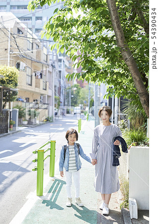 親子 ライフスタイル 通学路 親子 ライフスタイル 通学路 54390434