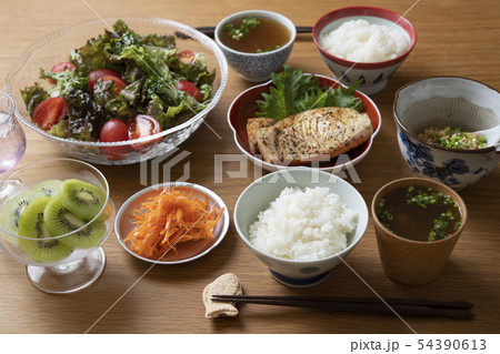 カジキマグロのソテーがメインの食卓 54390613