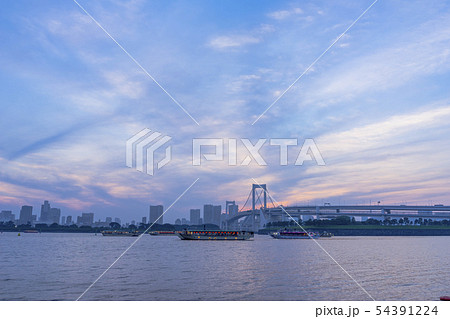 東京　お台場の風景　レインボーブリッジ、屋形船と夕暮れの空 54391224