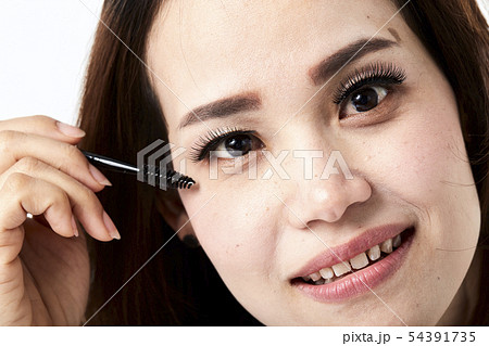 woman applying make-up cosmetic woman applying make-up cosmetic 54391735