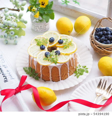 レモンシフォンケーキでティータイムの写真素材