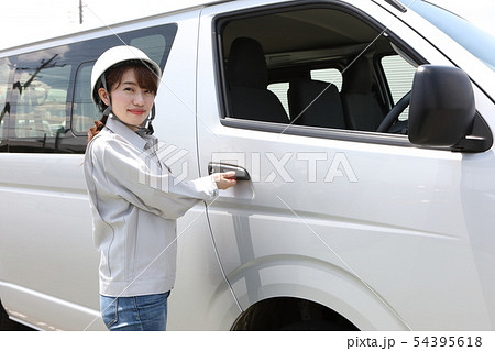 ビジネス車と作業着を着た若い女性 54395618