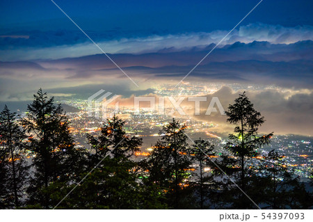 《山梨県》甘利山・大雲海が広がる甲府盆地の夜景 《山梨県》甘利山・大雲海が広がる甲府盆地の夜景 54397093