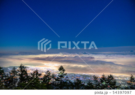 《山梨県》甘利山・大雲海が広がる甲府盆地の夜景 54397097