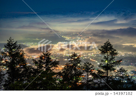 《山梨県》甘利山・大雲海が広がる甲府盆地の夜景 54397102