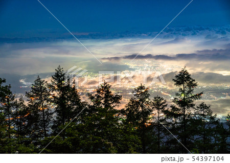 《山梨県》甘利山・大雲海が広がる甲府盆地の夜景 54397104