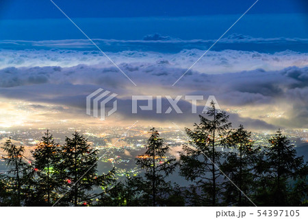 《山梨県》甘利山・大雲海が広がる甲府盆地の夜景 《山梨県》甘利山・大雲海が広がる甲府盆地の夜景 54397105