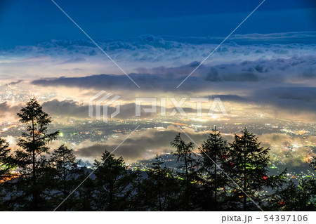 《山梨県》甘利山・大雲海が広がる甲府盆地の夜景 54397106