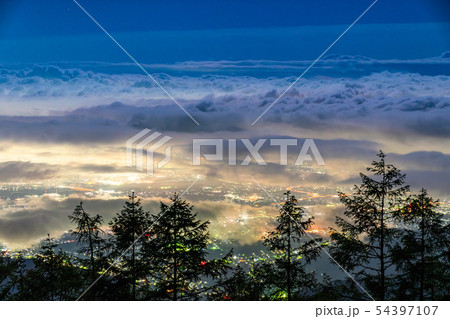 《山梨県》甘利山・大雲海が広がる甲府盆地の夜景 54397107