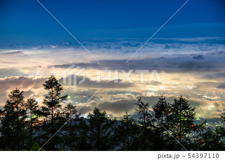 《山梨県》甘利山・大雲海が広がる甲府盆地の夜景 54397110