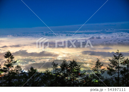 《山梨県》甘利山・大雲海が広がる甲府盆地の夜景 54397111