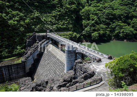 緑の水をたたえる石小屋ダム 54398095