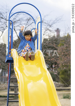 滑り台で遊ぶ3歳の女の子 滑り台で遊ぶ3歳の女の子 54399922