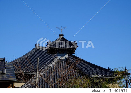 城崎温泉駅前、さと湯屋根のコウノトリのモチーフ 54401931