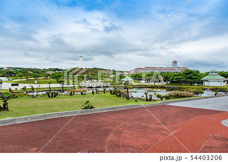 沖縄県　沖縄平和祈念公園　池から見た県平和祈念資料館と沖縄平和祈念堂 54403206