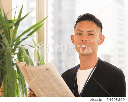 新聞を持つビジネスマン 新聞を持つビジネスマン 54403869