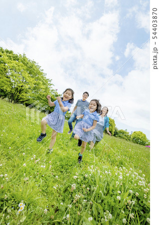 新緑の公園で遊ぶ4人家族 54403870