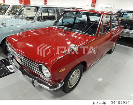 自動車博物館　国産車赤いファミリーカー・ニッサン　サニー、世界のエンジン 54403914